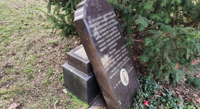 Вандалы в Кишиневе повредили обелиск на могиле героя Великой Отечественной войны